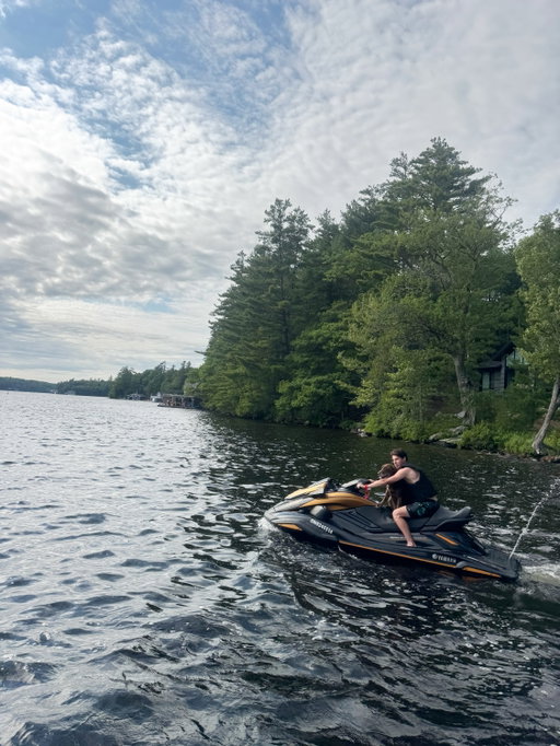 Hikes, swims, jet skis… Zeus powered through it all on Nulo #fuelincredible #nulopartner 

@nulopetfood @nulocanada