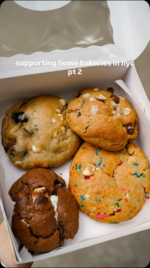 got baked goods from two home bakeries this past weekend! Here’s the second one @batchbykendra from the sweetest baker!

Batch is a small-batch cookie business made with
simple, premium ingredients. They rotate through different flavors in their biweekly drops so there’s always something new to try. Some flavors they currently or previously had:
The OG brown butter chocolate chip
Beach butter
Lemon bloob 
Raspberry chip
Apple cider donut
Cake batter
Banana bread

You can’t go wrong with any flavors, but lemon blueberry was a favorite for me! It had the perfect amount of lemon and the fresh blueberries were the highlight! They make the cookies so light and fresh

Pickup is in Chelsea every other weekend from 12-6 (you pick your time slot!). The exact pickup location gets shared after purchase.

https://www.hotplate.com/batchbykendra

#supportlocal #homebakery #newyorkfoodie #cookies #nycfood
