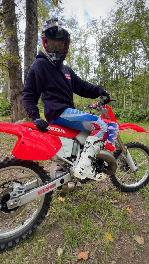 Rate the nostalgia 1-10 🚨 Here is a closer look at the 1993 CR125 from the previous video. Can’t beat this era of dirt bikes 😍 Don’t forget every $5 spent on the @shop.carsonbrown910 website gives you a chance to win a fresh CRF110 with the @bbrmotorsports goodies 🔥 @redbullmotorsports @redbull @motosportinc @rdrco.inc @allballsracing_ @bbrmotorsports #CR125 #CR125R #honda