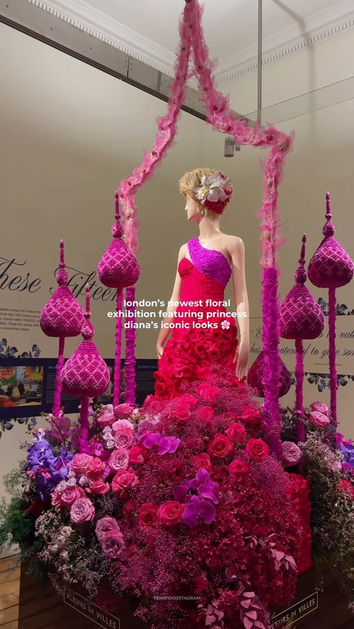 London’s newest floral exhibition inspired by Princess Diana’s iconic looks 🌸 from 16th of September to 6th of October only at 📍 @somersethouse in London 🇬🇧

This is @fleursdevilles in support of @dianaaward 🫶🏽

get ££ off using my code YENSFOODS10 via @fever_uk #feverambassador 

#princessdiana #thingstodoinlondon #londonpopup #floraldesign @fever_global