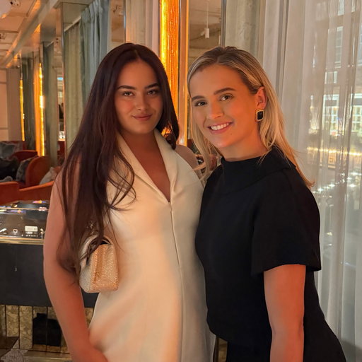 picture this - you’ve been seated next to @mollymae at a female founder’s dinner & she turns to you & asks “are you the owner of Hair Syrup? I literally see you on my TikTok like once a day”

Girl bosses unite 📈

🤏🍯✨😅 🧿