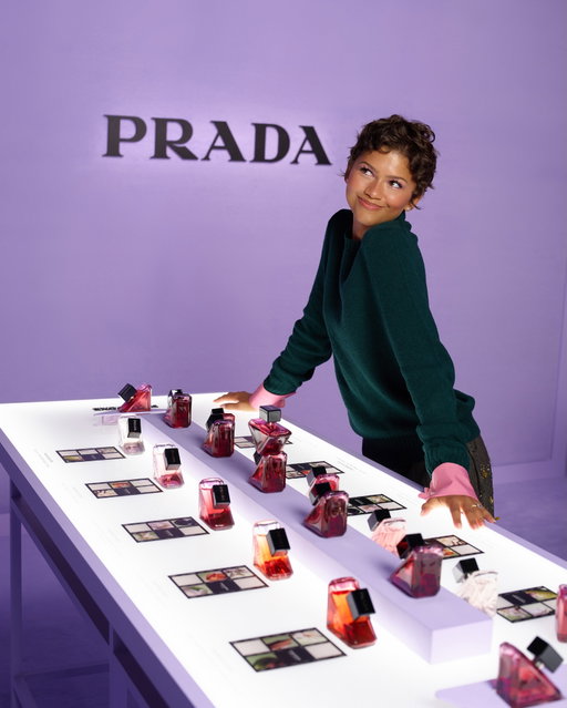 A surprise guest in the city that never sleeps ✨
 
Global Prada Beauty Ambassador @zendaya surprised fans at the new @pradabeauty Paradoxe Photo Studio pop-up in New York City! 💜
 
#LOrealGroupe #PradaBeauty #PradaParadoxe #Zendaya #CreateTheBeautyThatMovesTheWorld