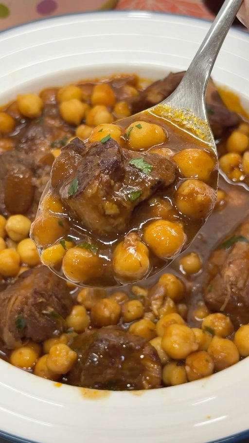 Garbanzos guisados con costillas!!😋👌🏻

Platazo de cuchara de esos que empiezas a comer y ya estás pensando en repetir. Con unos garbanzos bien guisados, costillitas súper tiernas que se deshacen en la boca y un caldo lleno de sabor, que pide pan hasta dejar el plato bien limpio. Guárdatelo y anímate a hacerlo en casa y verás qué éxito… ya me contarás.!!

•

INGREDIENTES:

1 kg. costillas de cerdo

800 grs. garbanzos pedrosillanos cocidos

1 cebolla

4 dientes ajo

1 pimiento verde

1 cs. pimentón vera

1 cs. tomate concentrado

150 ml. vino tinto

500 ml. caldo de carne

Perejil fresco

Sal y pimienta negra

•

Primero, corta las costillas en trozos de bocado. Ahora, salpimenta la carne al gusto, ponla en la cazuela con un poquito de aceite y fríe hasta que tenga un bonito color dorado, entonces retira. En ese mismo aceite agrega la cebolla, ajos y pimiento picaditos, póchalos desglasando bien todos los jugos del fondo de la cazuela. Añade el pimentón, remueve e inmediatamente agrega el tomate concentrado, déjalo reducir un poco antes de incorporar el vino tinto. Cocina unos instantes para que evapore el alcohol y reduzca.

•

Incorpora los trozos de costilla sellados y cubre con el caldo de carne. Cocina hasta que la carne esté bien tierna (una hora al menos, tapado – si quieres acelerar el proceso puedes cocinarlas en la olla exprés durante 25 minutos). Pasado ese tiempo agrega los garbanzos cocidos y el perejil fresco picado, cocina durante otros diez minutos aproximadamente para que se integren bien todos los sabores y listo para disfrutar. Este plato de cuchara está mejor de un día para el otro.