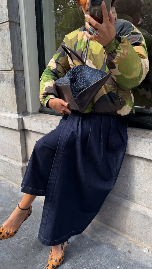 Because camo is a THANG this #aw26 & we are all about multi wear…. So it would’ve been rude not to put her on our sell out- reversible jacket 🤘🏼(P.s denim belt (which I’m pretty obsessed with) is coming in next week with our big denim launch!!!! eeeekkk!!! Stay posted ⭐️) #camo #multiwear #streetstyle