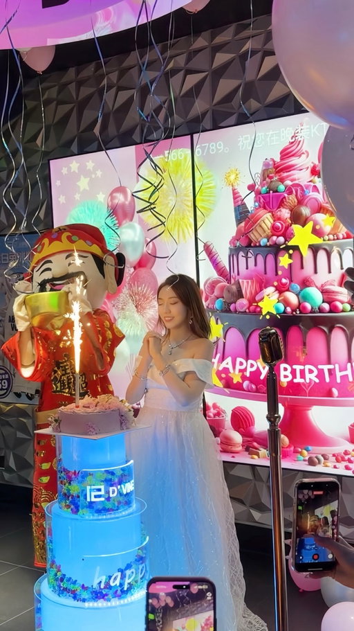 Come celebrate my birthday with me 🎂🎤💖 @dvine_karaoke_official 

The cutest birthday cake from @freesiacakela 
Love it 💖🌸
Cake flavor: Blueberry & Grape Specialty Cream Cake decorated with fresh pastel flowers, macarons, and fruit. 🍇🫐🌸 The cake can also be customized with different fillings, including nuts, dried fruit, chocolate chips, or blueberry milk jelly.

Had the best birthday night at D’vine Karaoke & Pub in West Covina ✨ The private room was perfect for celebrating with a big group of friends — singing, drinking, laughing, and making the best memories all night 🥂🎶

If you’re looking for a fun spot for a birthday party, girls’ night, or group celebration, definitely add this place to your list! 💕

📍 D’vine Karaoke & Pub | West Covina, CA