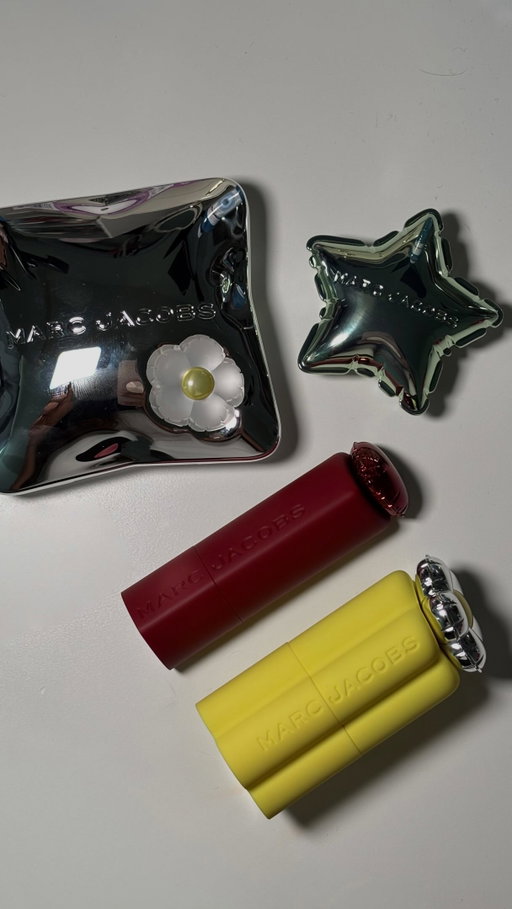 me moría por probar el relanzamiento de @marcjacobsbeauty! 💗 el empaque definitivamente es un 20/10, pero sin duda el bronzer, las sombras y los delineadores fueron mis fórmulas favoritas ✨ ¿qué opinan? 👀

- joystick cream blush ‘111 self centered’
- legally bronze powder bronzer ‘20 light medium’
- drawn this way gel eyeliner ‘200 no shade’
- born star eyeshadow ‘140 shady’
- heart on soft shine lipstick ‘102 lips don’t lie’

#marcjacobsbeauty #newmakeup #makeuptryon #makeupreview #makeupideas