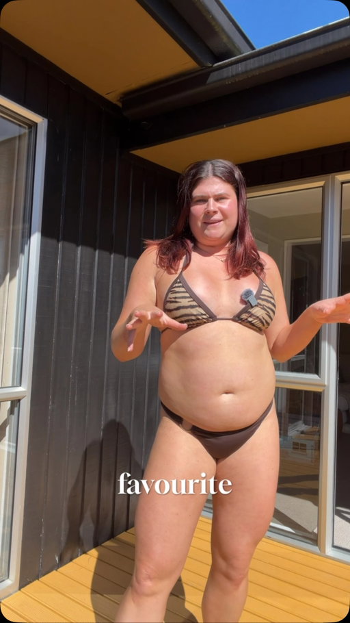 Stop being so jealous of my SIX PACK ugh it’s exhausting #musclemommy #strong