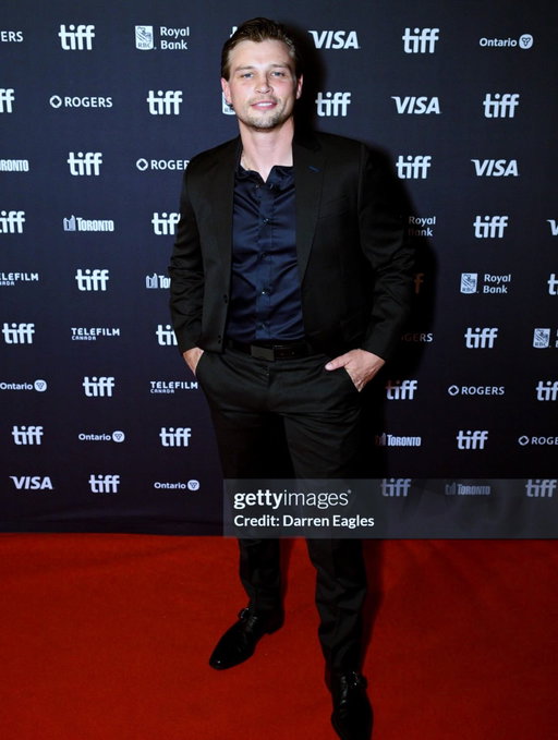 How We Stand at TIFF. ❤️🎬
Pretty damn special getting to watch this one with a full house in Toronto.
Proud to be a small part of this beautiful film. Much love to Marie and the whole cast and crew.
What a night. 🍻

#lovelove #theeastvankid 

#howwestand #tiff2026 #worldpremiere 
@howwestandfilm