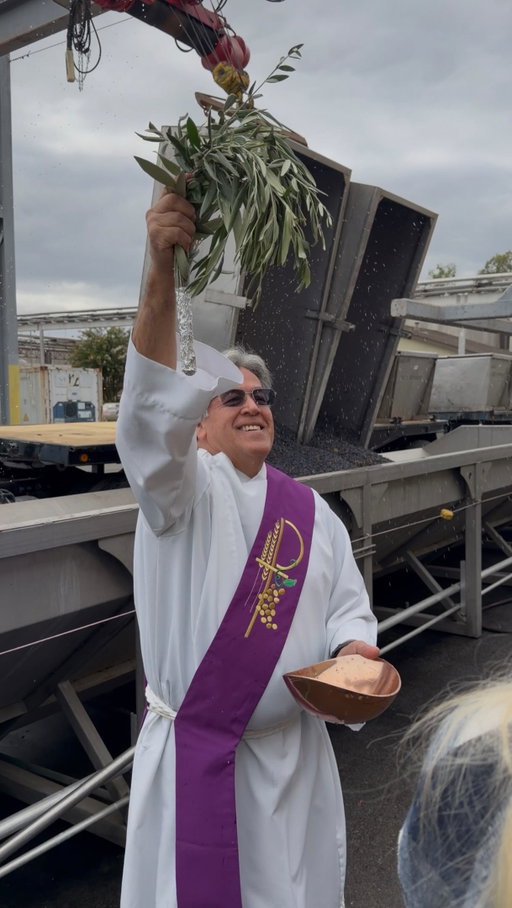 Blessing of the grapes 

Today we blessed the grapes of our 2026 harvest, a tradition we keep every year at the start of harvest. 

Next comes crush when the fruit gets sorted, destemmed, and moved into tank. It’s the loudest, longest stretch of the year. 

Happy harvest! 🍷