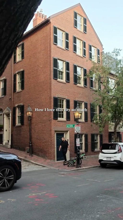 Boston really is that special! Do you agree?☺️🤍 #cornersofboston 

I love sharing these cozy corners with you cuties, so make sure to follow along for more New England and Boston scenic charm.

Cheers bbs 

Boston / Massachusetts / New England 
#boston #travel #photography #newengland