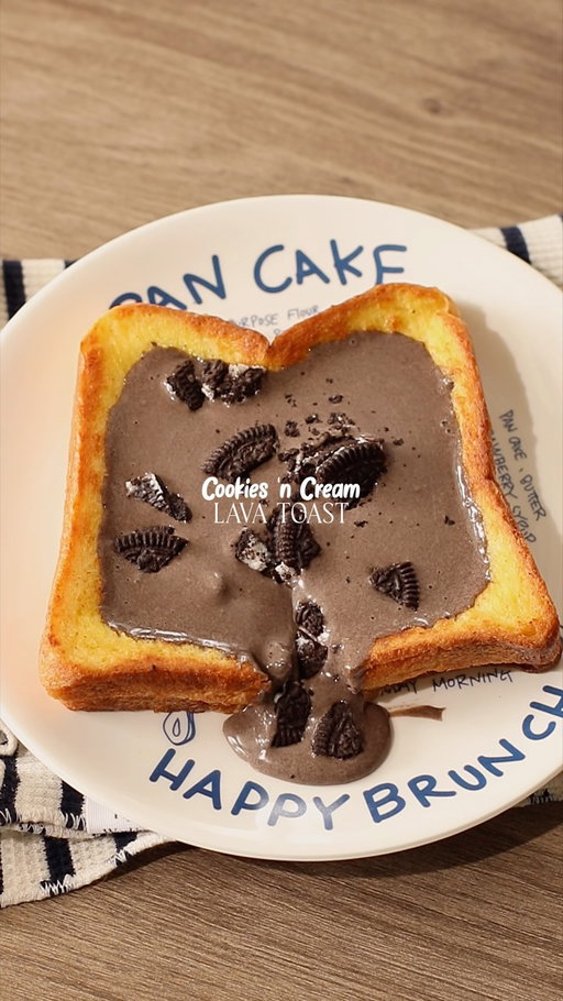 🍪🍞 Cookies & Cream Lava Toast

📝 Recipe

2 Slices • Bread (can make up to 4 slices)
10g • Condensed Milk
1 Egg
30g • Milk
1 tbsp • Butter

Cookies ‘n Cream 🖤🤍:
3 Pieces • Cookies and Cream
20g • Sweetened Condensed Milk
30g • Whipping Cream
20g • Milk

Instructions: 

• Bread
- spread condensed milk on bread and stack another bread on top

• French Toast Mixture
- in a bowl, crack open 1 egg, pour milk
- whisk to mix
- dip / coat the bread in the egg mixture

• Cooking; Bread
- heat the pan with butter in medium heat
- once the butter melted, turn the stove into low heat
- fry the bread that has been coated with the egg mixture until both sides turn into golden brown

• Cookies and Cream
- in a jug, crush the cookies and cream
- add condensed milk, whipping cream, and milk
- mix with hand mixer / milk frother

• Finishing; Cookies and Cream Lava Toast
- flatten the bread / french toast in the middle to create space for the cream
- pour cookies and cream onto the bread
- add cookies and cream chunks on top and enjoy!

//

Easy recipe at home with IC! 🍞👩‍🍳

#asmr #breadrecipe #frenchtoast #oreo #homecafe