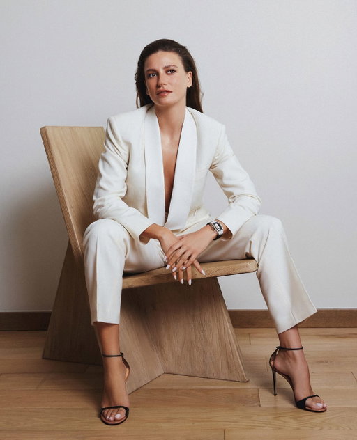 Richard Mille welcomes Serenay Sarıkaya, one of Türkiye’s leading actors, as the newest partner to join the family. Since beginning her career at just 15, Serenay has moved between film, television and theatre, always following her curiosity rather than a prescribed path.
Shaped in part by her athletic background, she approaches every challenge with the same mindset: push further, embrace the unexpected and keep moving forward.

📸 @kenzalebas