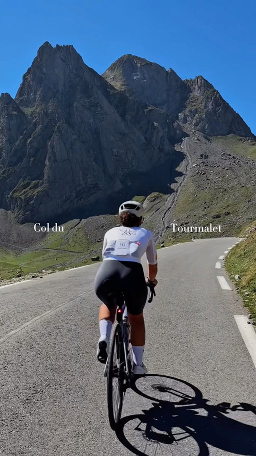 Deux mots pour qualifier le Col du Tourmalet : horrible et magnifique 😮‍💨 
Je m’étais tellement mise la pression car c’était mon premier col de haute montagne et on ne va pas se mentir je n’avais pas énormément d’entraînement … J’ai souffert du début à la fin (les 5 derniers kilomètres, c’est quoi cette histoire ?) 
Tellement fière d’avoir réussi ce col mythique que j’ai vu tellement de fois à la télé 📺💛 

#coldutourmalet#girlcycling#cyclismefeminin#roadcycling#cyclinggirl