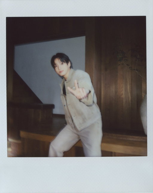 Between takes.

A look behind the scenes with @mnijungkook.

Discover the fall campaign on CalvinKlein.com