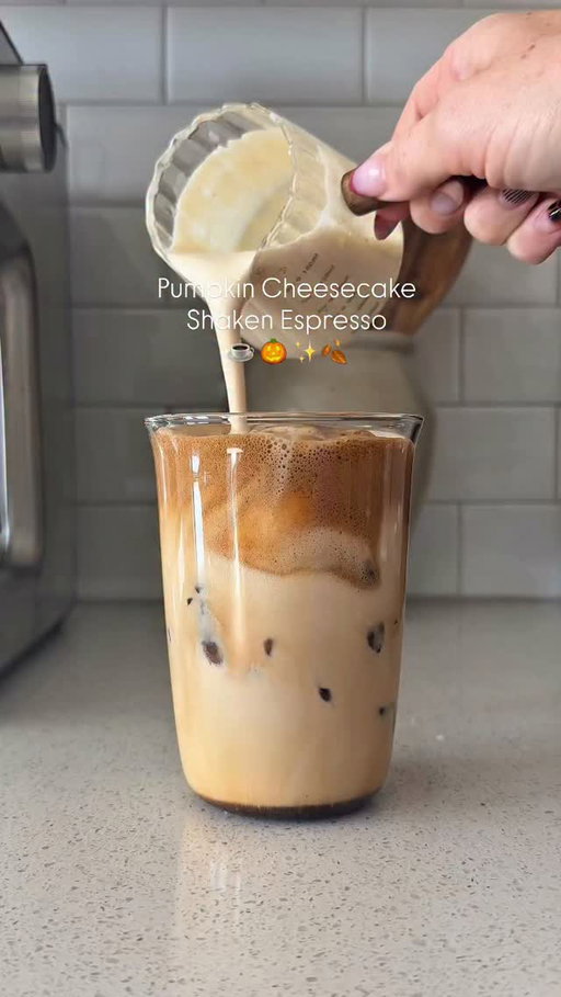 Pumpkin cheesecake + brown sugar shaken espresso using instant espresso ☕️🍂😋 screaming FALL! Full recipe below 👇🏼 

Recipe: 
2 tsp instant espresso or 2 shots espresso @nescafeusa USA 
1 tbsp brown sugar 
Pinch of flakey salt @maldonsaltus 

Add ice & milk to fill glass 

Pumpkin Cheesecake Cold Foam: 
3 tbsp heavy cream 
1 tbsp cream cheese 
1 tsp pumpkin butter @traderjoes or pumpkin puree 
1 tsp vanilla bean paste 
Splash of milk @horizonorganic 

#coffeerecipe #coffee #coffeeathome #icedcoffee #fall