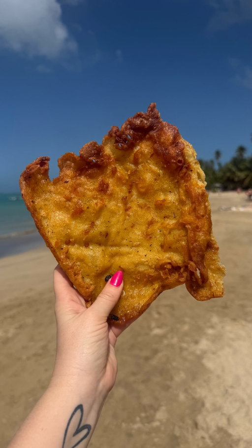 Nothing beats enjoying authentic Puerto Rican flavors just steps from the beach! 🇵🇷 🏝️ @kioskosdeluquillo 

📍Luquillo, Puerto Rico