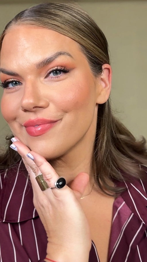 Kórejská kozmetika nie je len o 10 či 14-krokovej skincare rutine. K-beauty má aj neskutočne kvalitnú dekoratívnu kozmetiku a úplne iný prístup k makeupu, než na aký sme zvyknuté u nás.

Vďaka @ksisters.slovensko stále objavujem nové kúsky, ktoré si postupne vydobýjajú svoje miesto nielen v mojom osobnom makeup kite, ale aj v tom profesionálnom.

A veľmi ma baví skúšať aj rôzne k-beauty makeup trendy. Jemnejšie vrstvenie, iné umiestnenie lícenky, lesklejšia pleť, mäkšie oči… celý výsledok pôsobí úplne inak.

Dnes som si preto pripravila mini makeup tutorial hlavne pre dni, keď sa neviete dostať k vizážistke, čaká vás nejaká príležitosť alebo si jednoducho rady skúšate nové looky samy doma.

Možno v ňom nájdete aj pár trikov, ktoré si prenesiete do svojho bežného líčenia.

#KBeauty #ksisters #KBeautySlovakia #MakeupTutorial #KoreanCosmetics