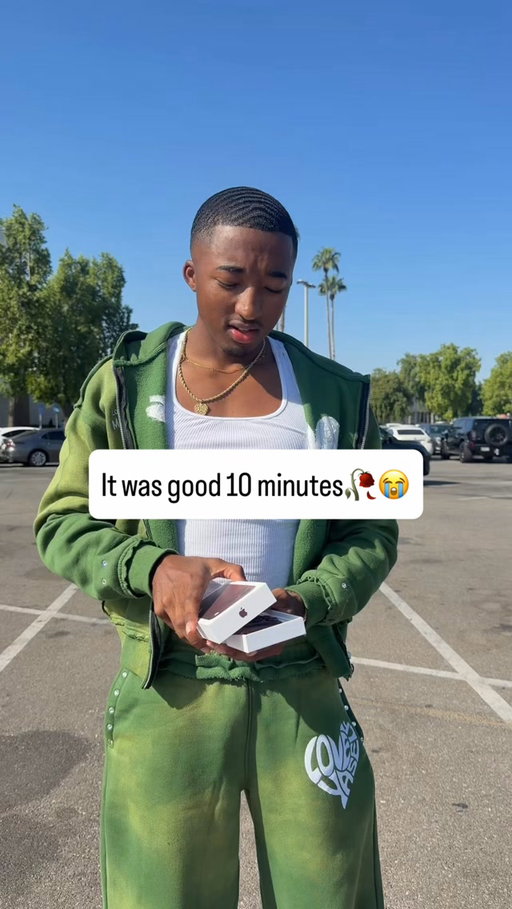I swear the phone JUMPED out the box😭

#iphone18promax #iphone18 #iphoneunboxing