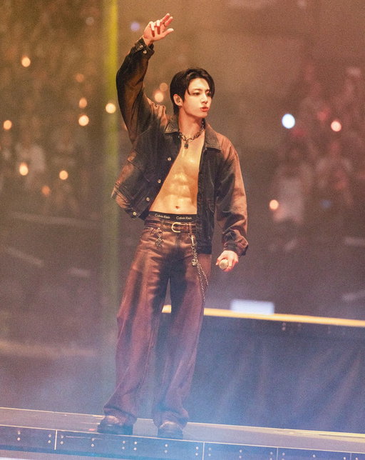 @mnijungkook wore custom Calvin Klein for the BTS “ARIRANG” concert at SoFi Stadium in Los Angeles. 

Seen in a washed denim trucker and baggy jeans with a hand-sprayed gradient of warm tobacco, olive and charcoal.