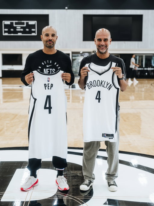 Fútbol legend Pep Guardiola stopped by to hang out with Coach Fernández today 🏀🤝⚽️