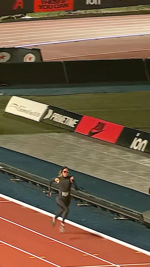 No one has ever looked cooler winning an 800 🥶 

⏱️ 1:56.40 for ATHLOS champ @keely.hodgkinson