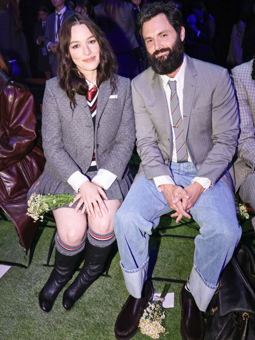 “You” stars Penn Badgley and Victoria Pedretti reunited at the Thom Browne fashion show this week!
#PennBadgley
#VictoriaPedretti
#ThomBrowne
Photos: BFA / @backgrid_usa