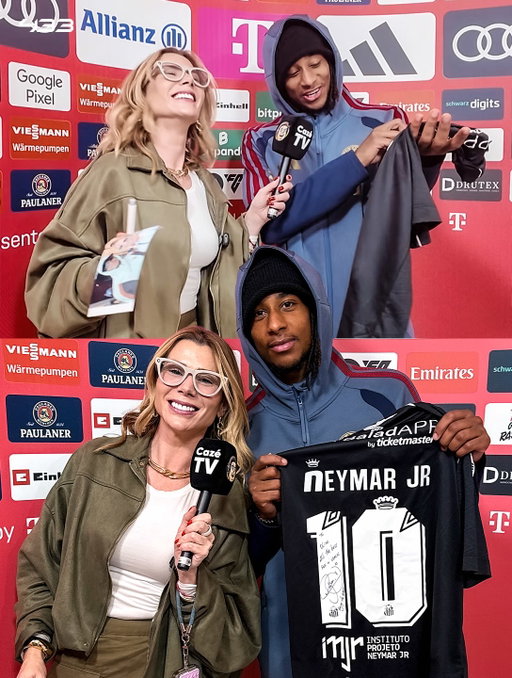 𝗡𝗘𝗬𝗠𝗔𝗥 𝗦𝗨𝗥𝗣𝗥𝗜𝗦𝗘𝗦 𝗢𝗟𝗜𝗦𝗘 𝗪𝗜𝗧𝗛 𝗣𝗥𝗘𝗦𝗘𝗡𝗧 🥹🎁

Neymar surprised Michael Olise with a signed shirt, and the Bayern winger made sure to return the gesture by sending a signed shirt of his own to Brazil. 😍🇧🇷

𝐆𝐀𝐌𝐄 𝐑𝐄𝐂𝐎𝐆𝐍𝐈𝐙𝐄 𝐆𝐀𝐌𝐄. 👊
