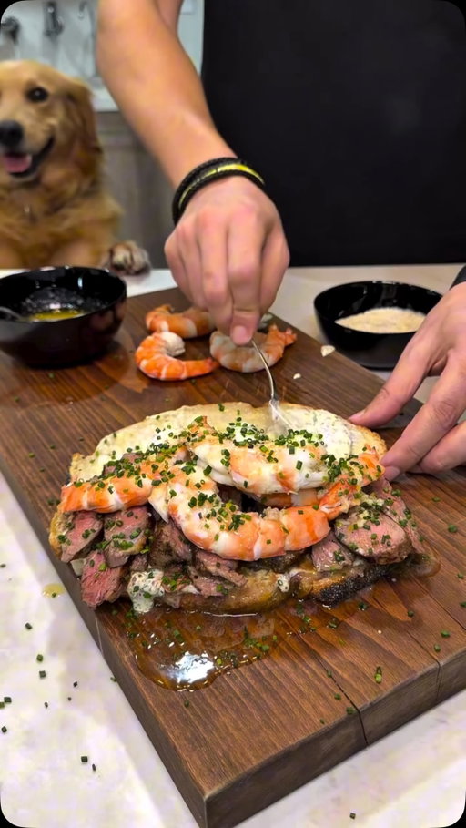 Via @michaeljsaab On a scale of 1-10, how delicious does this look? 😋

#surfnturf #shrimplover #steaksandwich #dinnerplate