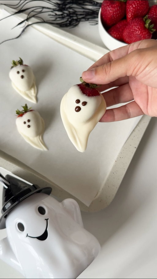 Chocolate Dipped Strawberry Ghosts👻

Spooky cute at its finest! 

These would be great for a Halloween Treat, to add to a Halloween charcuterie, or take to  a Halloween party!

What you will need:
* Strawberries 
* White chocolate (or candy melts)
* Milk chocolate (dark chocolate or candy melts)
* Tooth picks or corn skewers to help make dipping easier! 

Follow along for more spooky treats and share with a friend who loves Halloween as much as you! 

Make sure to check out my other Easy Halloween Treat’s for more inspo for Halloween!

#halloweentreats #halloweenideas #halloweeninspiration #halloweenfood #halloweencharcuterieboard 

Easy Halloween treat, easy Halloween treats, Halloween snack, Halloween food, Halloween party, Halloween charcuterie, Halloween party ideas, I love Halloween