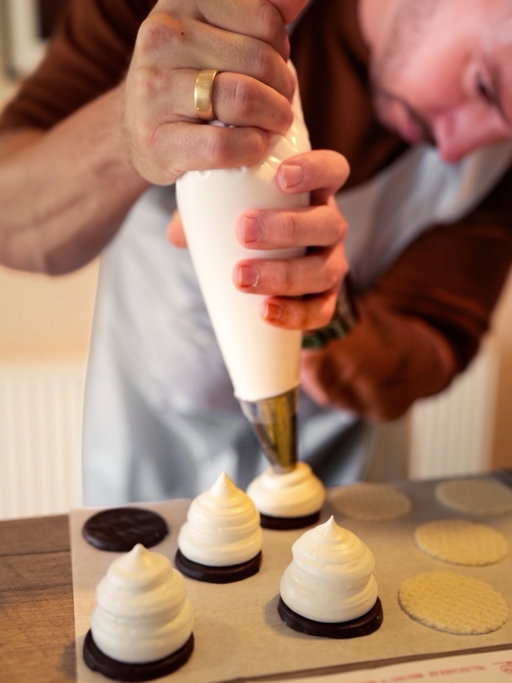 Werbung 🇩🇰 Wir starten unseren ersten Tag mit @moeyskitchen in Fjordlandet natürlich völlig vernünftig: in einer Schokoladenfabrik. 🍫

Bei @frellsenchokolade in Roskilde zeigt uns Angelina, wie man Flødeboller selbst macht. Das sind die unfassbar leckeren dänischen Schumküsse! Mit voller Konzentration am Spritzbeutel und ziemlich großer Vorfreude aufs Probieren. 😋 Den Workshop bietet Frellsen an mehreren Standorten für 40€ - checkt die Homepage auf jeden Fall aus. 

Swiped durch unseren Schaumkuss-Workshop! Das Rezept folgt bald auf dem Blog. 

Wer von euch liebt Schaumküsse genau so wie wir?? Lasst es uns wissen. 

Eure Jungs 👨🏻‍🤝‍👨🏼

@visitfjordlandet @govisitdenmark #flødeboller #schaumkuss #workshop #govisitdenmark