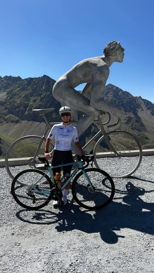 On monte le mythique Col du Tourmalet ⛰️🚴🏻‍♀️ tellement fière d’être allée jusqu’au bout malgré, on ne va pas se mentir, très peu d’entraînement … Et je crois que ce n’est que le début 👀

#coldutourmalet#cyclismefeminin#girlcycling#womencycling#roadcycling