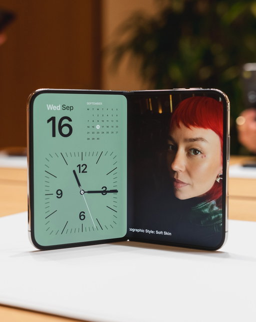 I went hands on with iPhone Duo - it is a beautiful device 😮‍💨

 I felt very lucky to get some hands on time with it with @apple in London 🙏🏻

My YouTube video is now live too - check it out if you want more details!

#iphoneduo #apple #iphone #iphone18promax