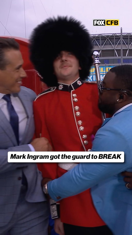 Did @markingramll cheat on getting this King’s Guard to crack a smile?
