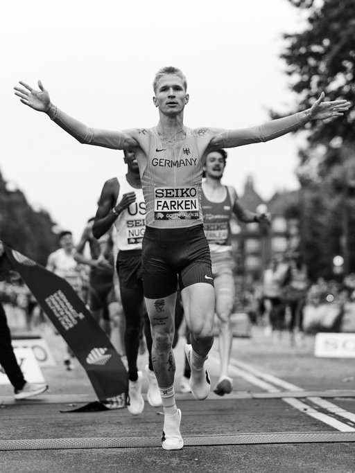 @robertfarken takes gold today in the road mile with 3:51:80 at the WRRC.

A German national record and 2nd on the world all-time list. An incredible performance on the streets of Copenhagen.

“its extremely special to come away with the win and do that alongside your teammates- it’s very special and yeah, it gets me gets me fired up for the future”.

Congrats Robert 🥇