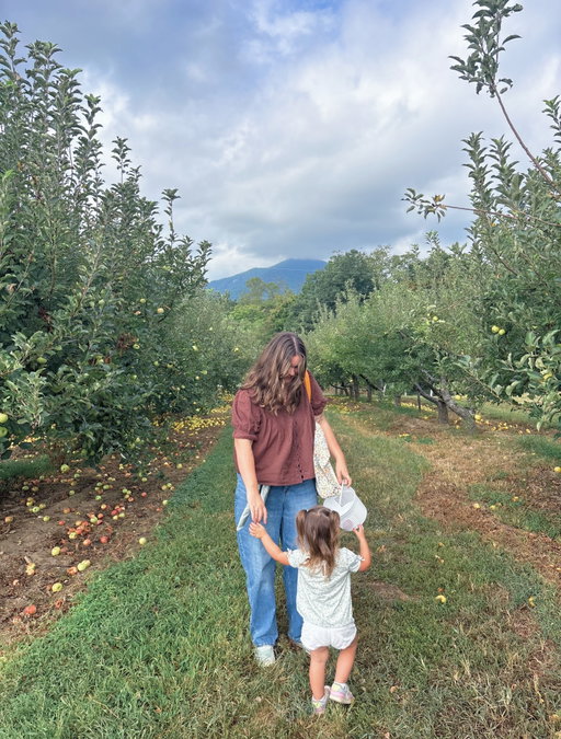 #AbercrombiePartner apple picking!! love to celebrate @garrettnicholas00 turning 26👀🤭🍂 @abercrombie shop my affiliate link in bio:)

#FitCheck #romaticizinglife #toddlergirlmom