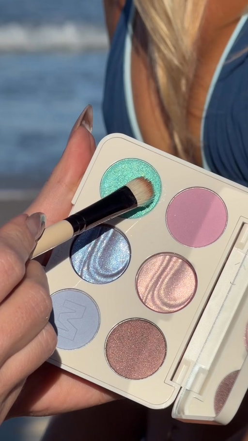 A shimmering iridescent eye look on the beach ft mermaid @gustytea with @brookie_davies 🐚 

comment Palette and I’ll dm you the palette I used for this glam x