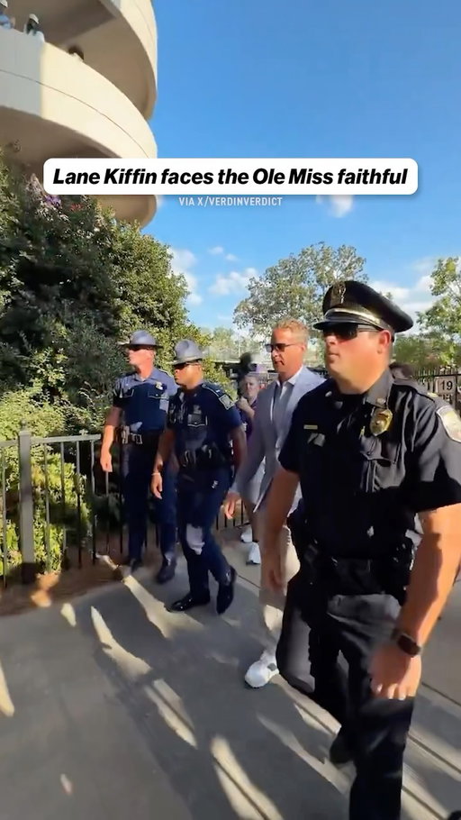 Lane Kiffin gets a not-so-warm welcome back to Oxford

(via X/verdinverdict)