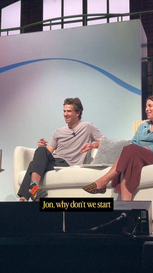 Live debating @meta.ai (over the loudspeakers) at this year’s @metaforbusiness Agency Summit! A bold concept from the @meta agency team, with  hot takes to match! 🫪🤼‍♀️🤖 #adagency #metaads #futureproof