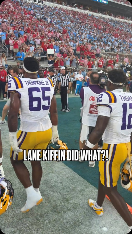 Lane Kiffin chucks a ball at the Ole Miss recruitment section 😳

🎥 David Ubben / The Athletic