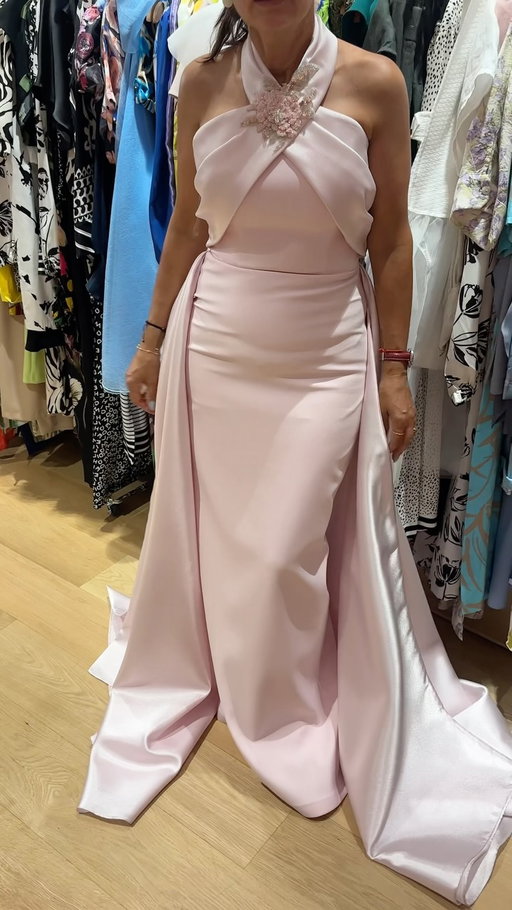 Elle est tellement sublimeeee, une star ✨ 
.
.
.
.
.
#robemariage #robeinviteemariage #momofthebride #meredelamariee