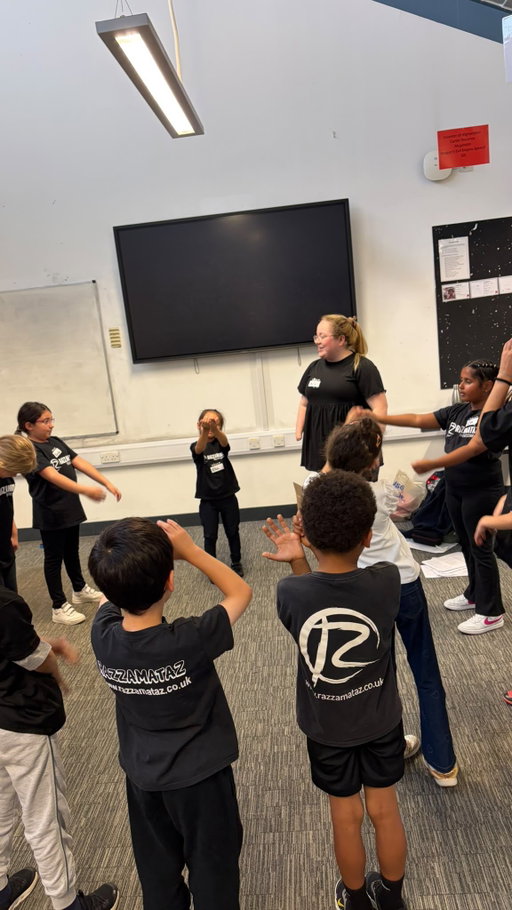 Yesterday our students were lucky enough to take part in West End Workshops with guest artist @emily_rose_owens from Les Miserables! Emily shared her experience from her time on the world tour of Les Mis, working on character and storytelling with our students in a series of drama masterclasses. What a fantastic experience, everyone brought so much energy and passion - thank you Emily! 🇫🇷💪🏻✨🎭
#razzamataz #kidsperformingarts #confidencethroughcreativity #westendworkshop #northlondonkidsactivities