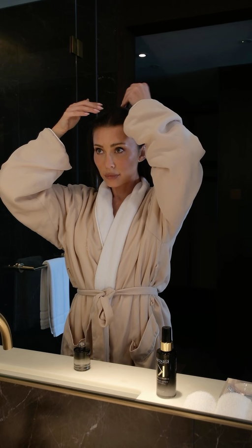 The only time I slow down. My evening-to-morning ritual with @kerastase_official Chronologiste. REVERSE overnight, REBOOST in the morning. On her time. #kerastasepartner