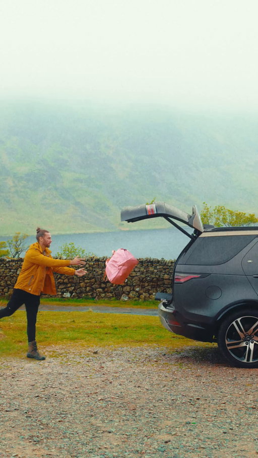 Enough room to throw all your bags in.

With up to seven seats and clever stowage for every essential, nothing gets left behind.

#Discovery

——

Model shown is Discovery Tempest Edition 27MY. Availability/specification vary by market, check with your local retailer.