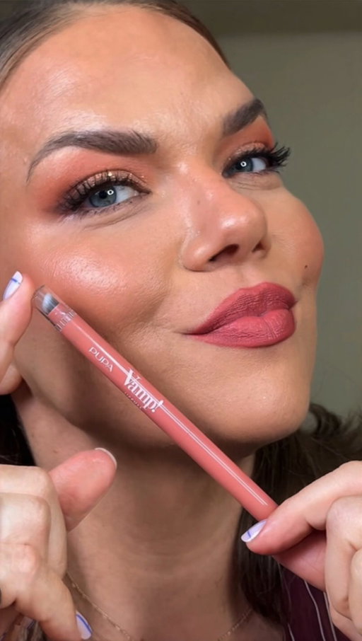 4 odtiene, jedno lip combo a jeden produkt, ktorý ma fakt príjemne prekvapil. 💋

Vamp! LipFULL od PUPA Milano má krásne krémovú, ultra príjemnú textúru, ľahko sa nanáša a perám dodá plnší, vyhladený vzhľad. Páči sa mi aj to, že nejde len o efekt na perách, ale aj o koncept lip skinification so zložkami starostlivosti o pery.

A čo oceňujem veľmi - na perách drží naozaj pekne a netreba ho stále opravovať.

Vo videu vám ukazujem 4 odtiene aj moje obľúbené combo. Ktorý je váš favorit?

@pupamilanoslovensko @pupamilano_oc.central 

#pupamilano #vamplipfull #lipcombo #makeuptips #lipmakeup