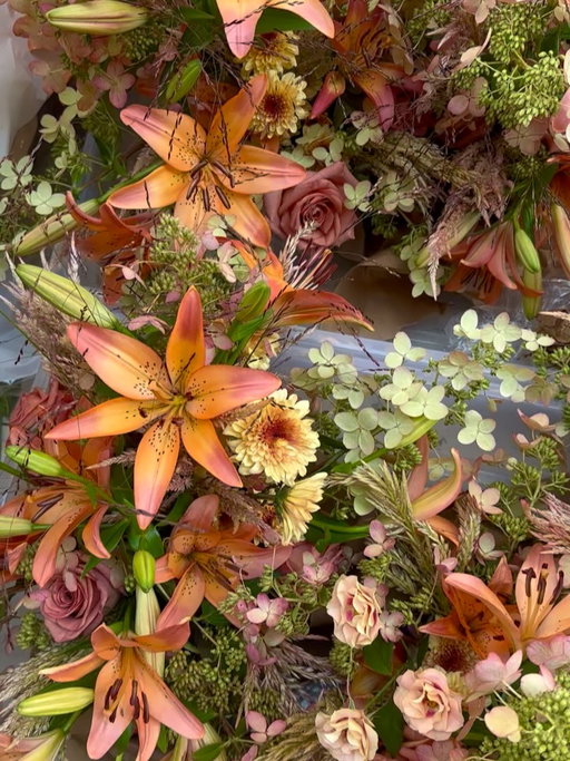 Flower runs through the city 🛻🗽

#flowers #florist #flowerstagram #lilies