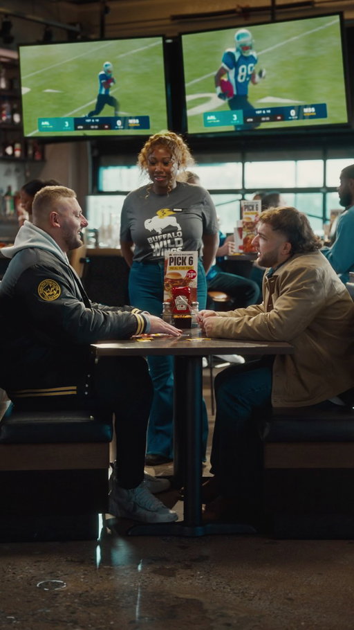 Who are you sharing your Pick 6 Meal for 2 with? For just $19.99, you get 2 entrees, 2 sides and 2 Pepsi products. That’s about $10 per person. Try it with Pepsi Zero Sugar on game day or any day @bwwings @pepsi #bwwpartner