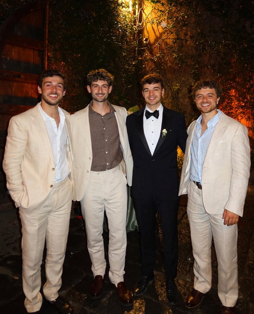 as they say, the bigger the wedding, the smaller the pocket tie
❤️ @theburntchip @sabinablair_
