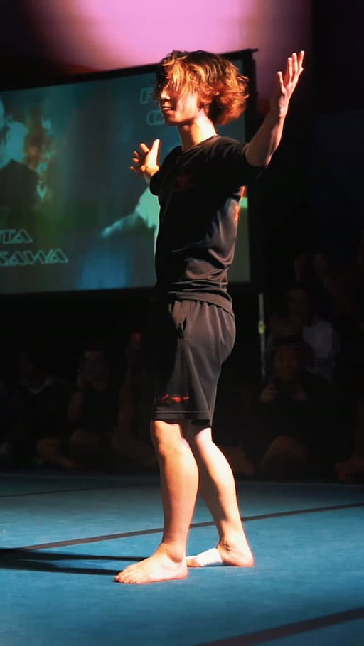 @shota_volatricks was dialed in for his exhibition battle against @ryflys_bbb 📱 what was your favorite moment of the @vertigotricking night show?
-
#tricking #battle #hype #flips #movement