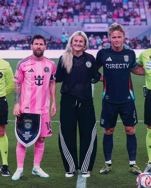 A familiar face for kickoff 💙

World Cup winner, Olympic gold medalist, and USWNT and Denver Summit FC captain Lindsey Heaps got us started in Miami tonight!