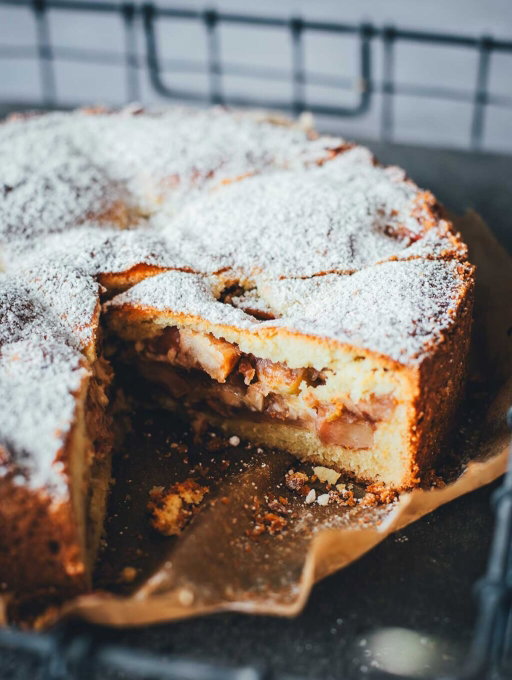 Es gibt Gerichte und Rezepte, die einfach für den Herbst stehen 🍂 Für mich ist das ganz klar Apfelkuchen! 🥧

Deswegen starten wir diese Woche eine Apfelkuchen-Woche mit @diejungskochenundbacken @waseigenes und @skueche und teilen jeden Tag passende Rezepte 👌🏻

🍎 Dieser niederländische Apfelkuchen „Appeltaart“ ist genau so ein Rezept. Eingebettet in einem buttrigen, knusprigen Teig liegt eine dicke Schicht mit Zimt gewürzter Äpfel. Wenig vergleichbar mit klassischen Apfelkuchen-Rezepten, aber für mich einfach das perfekte Gefühl von Herbst. Der eher ungewöhnliche Teig und das Vorbacken der Äpfel wirkt vielleicht etwas ungewohnt, doch das Ergebnis spricht für sich! 🥰✌🏻

👉🏻 Kommentiert jetzt mit
REZEPT
und es landet direkt in eurem Postfach 🙋🏼‍♀️

#apfelkuchen #appeltaart #herbstbacken